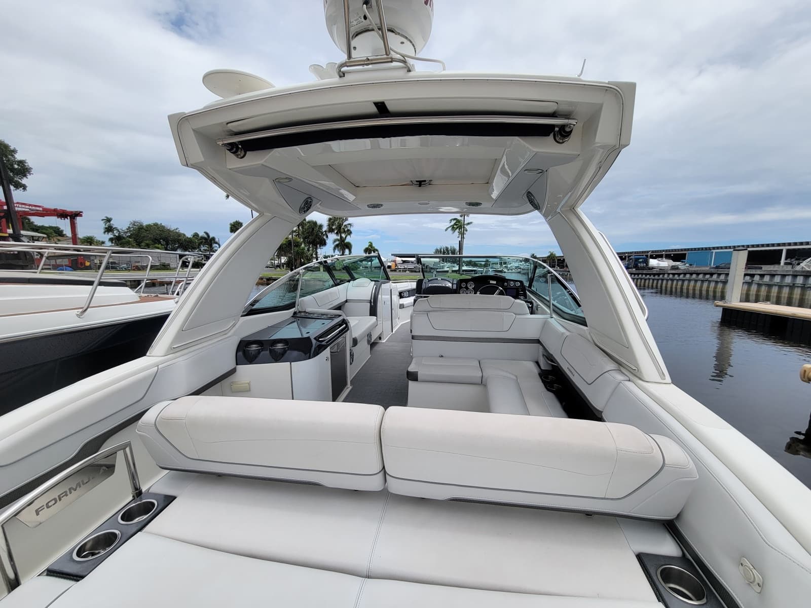 2019 Formula 350 Crossover Bowrider