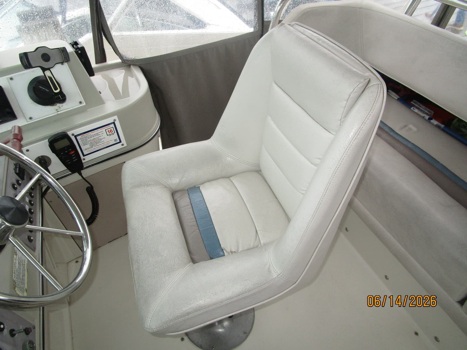 42' Cruisers flybridge helmseat