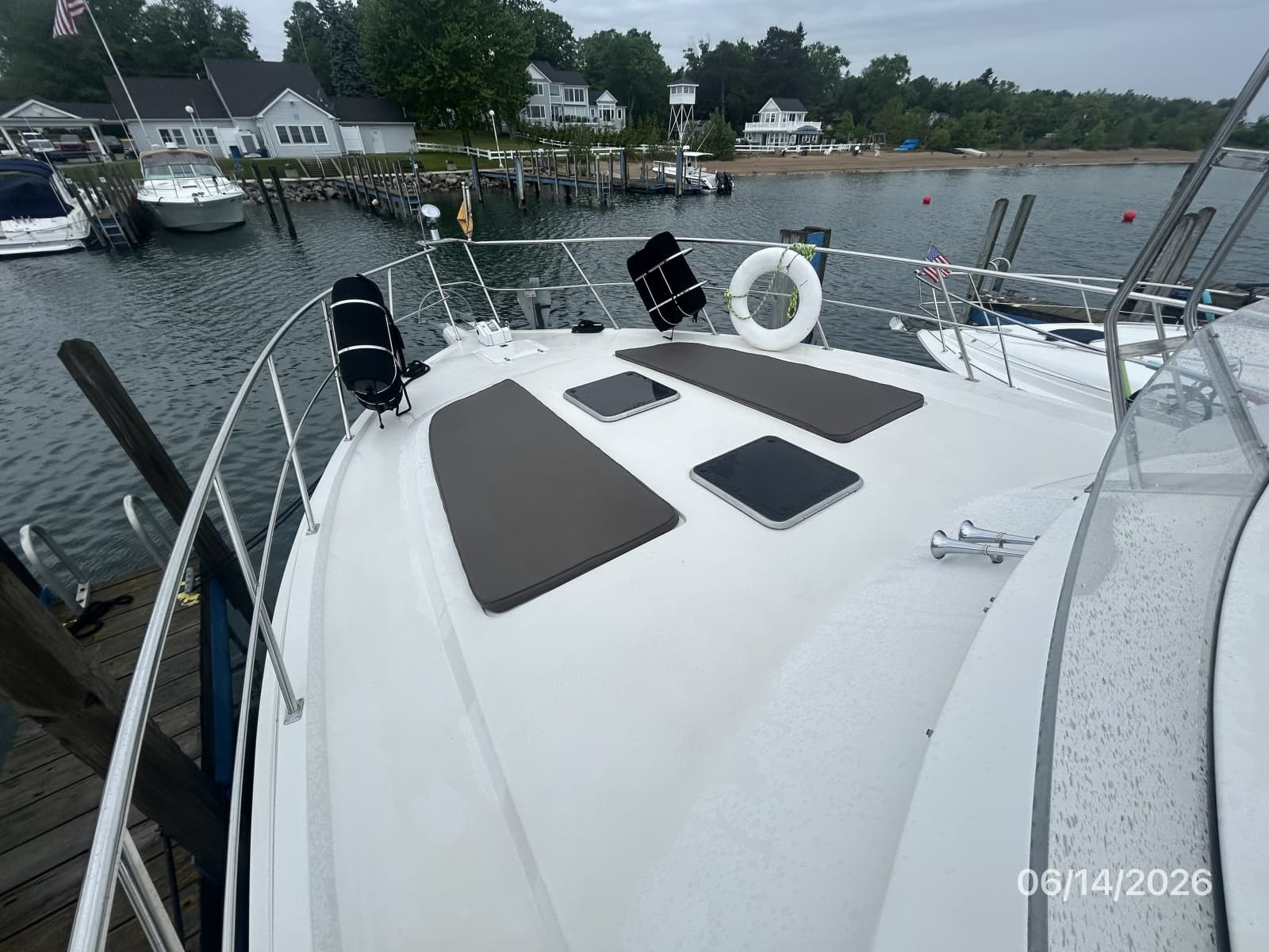 42' Cruisers foredeck2