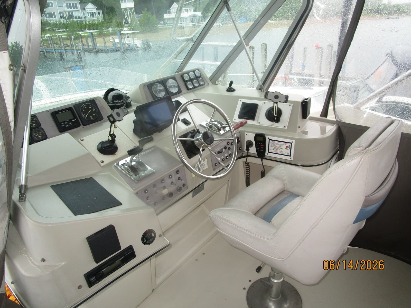 42' Cruisers flybridge helm1