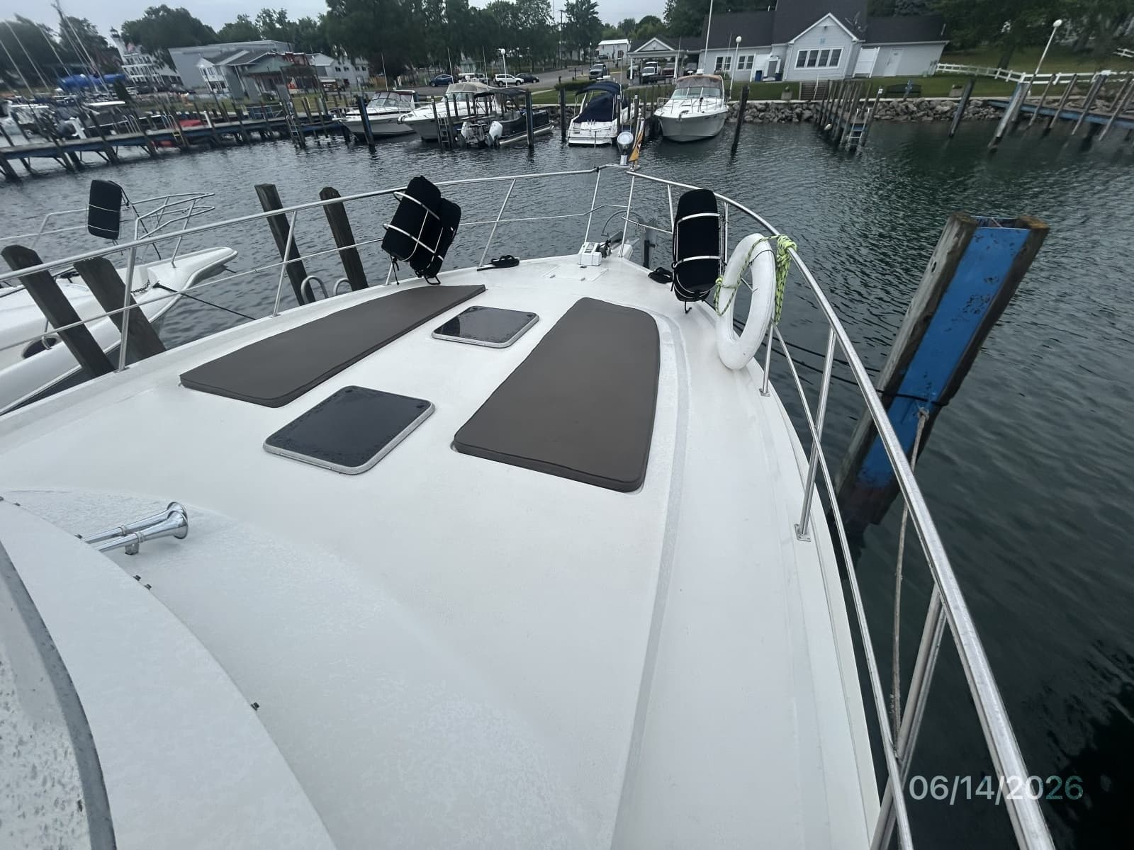 42' Cruisers foredeck1