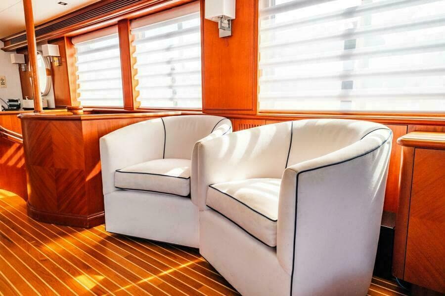 Salon Stbd Side