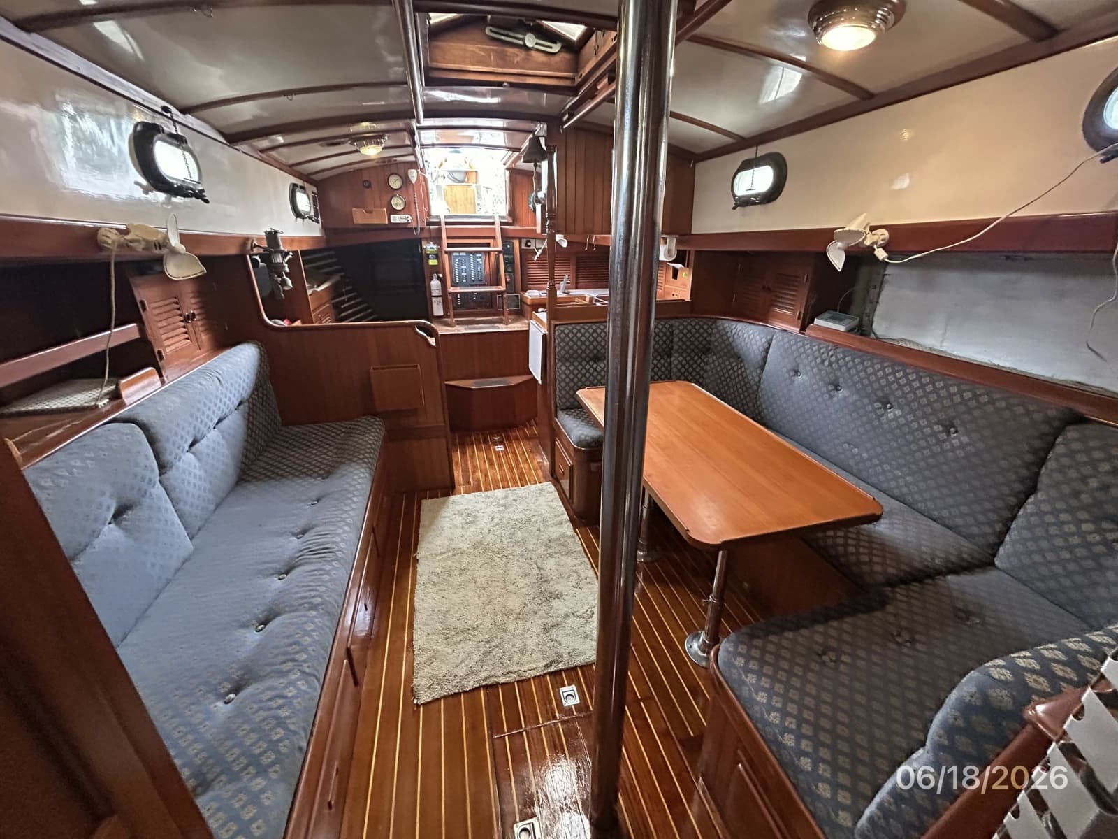 37' Tayana salon aft