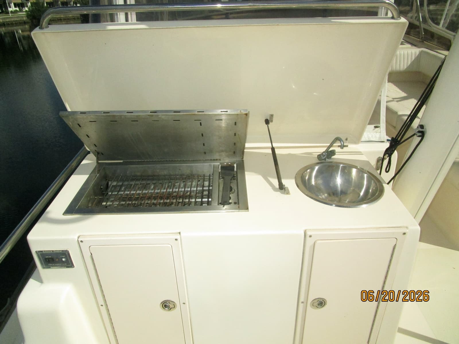 40' Mainship sundeck wetbar2