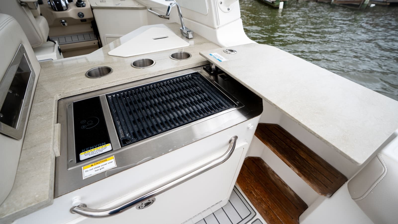 2019 Boston Whaler 350 Realm