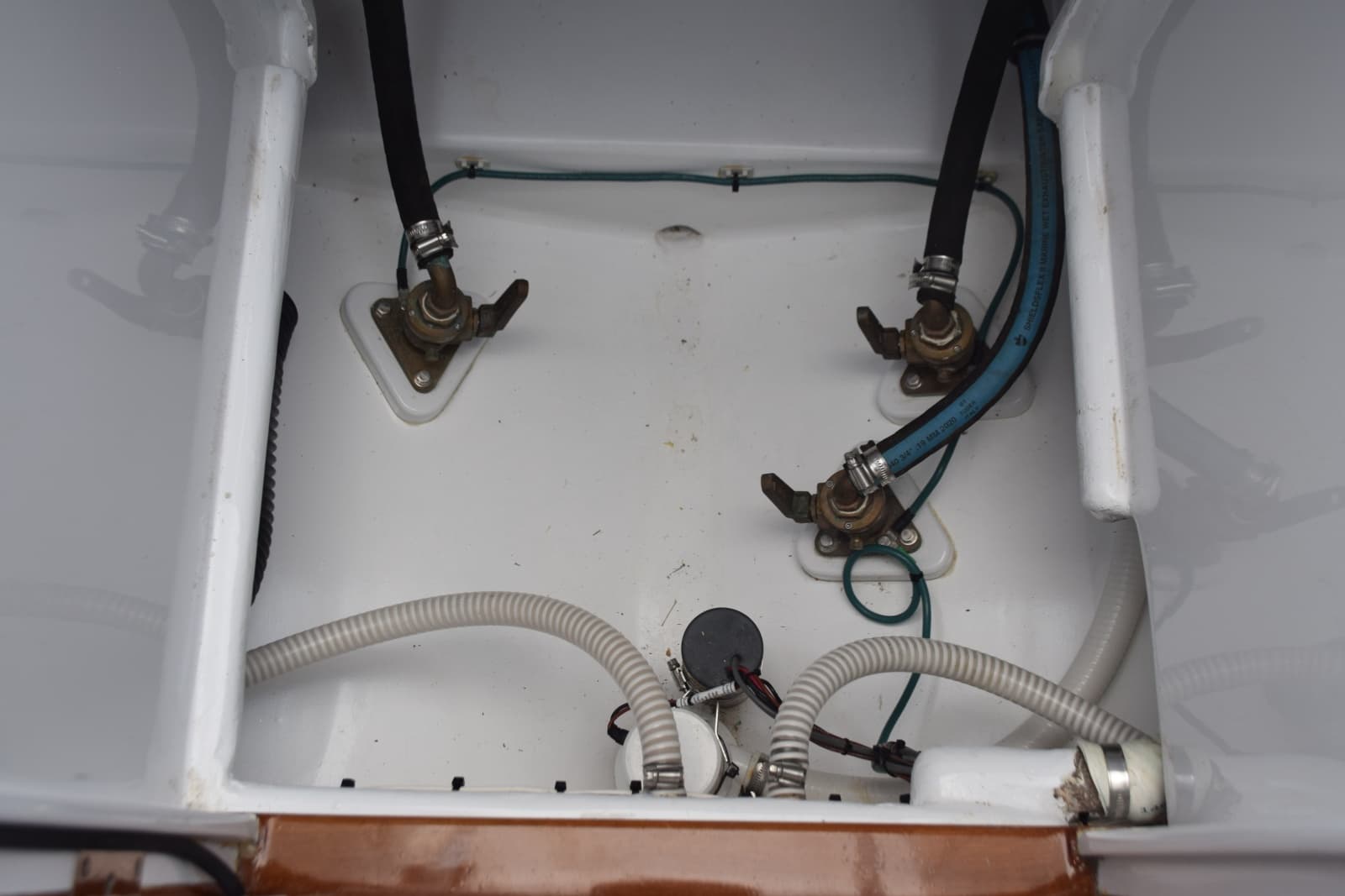 Mid Bilge Compartment   Note Dry, Clean Bilge   By Design