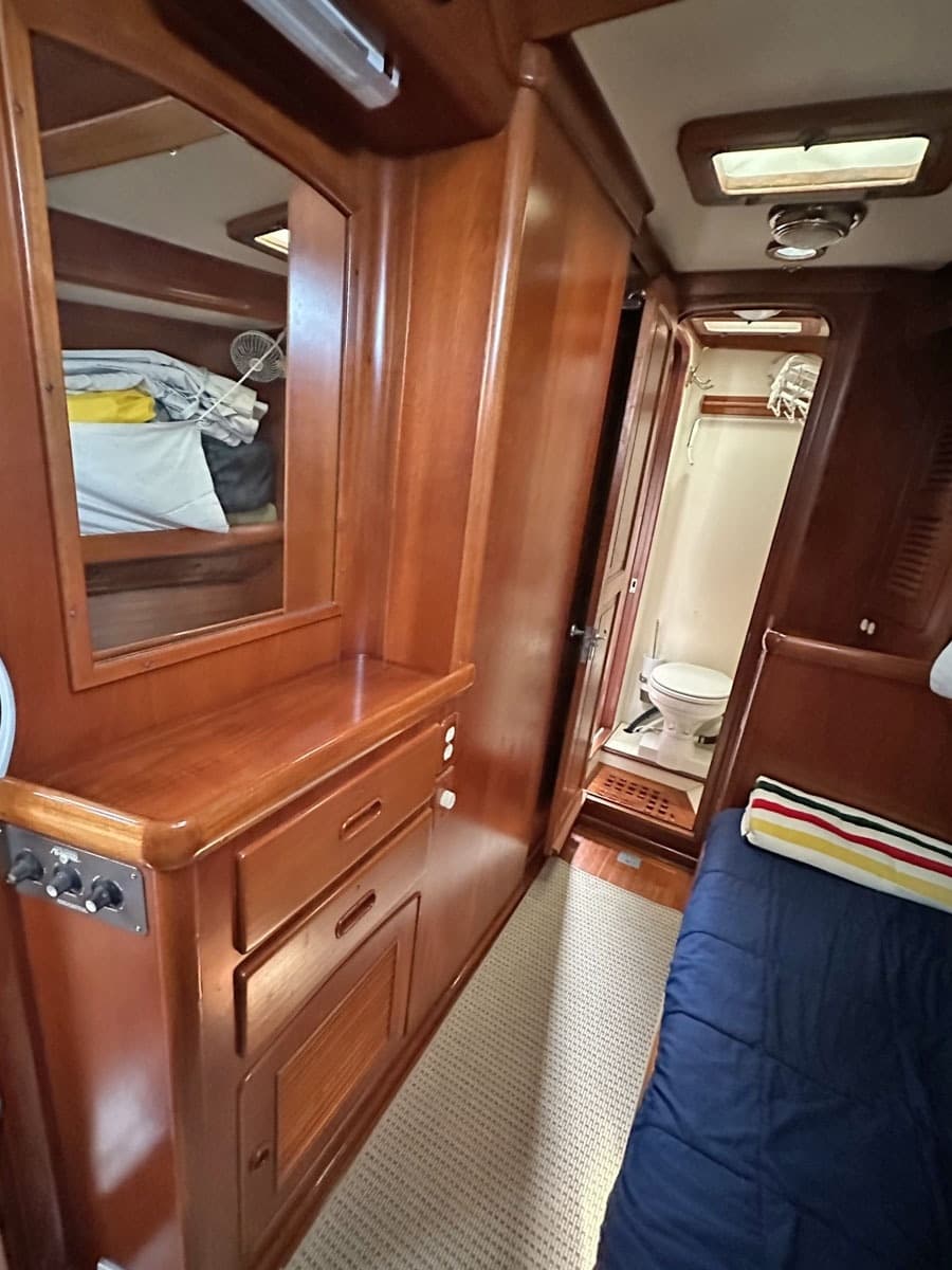 Guest Cabin Fwd to Head