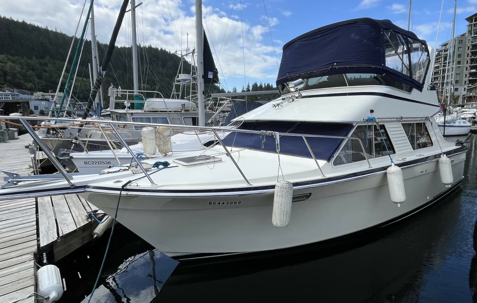 1989 Tollycraft 30' Sport Cruiser