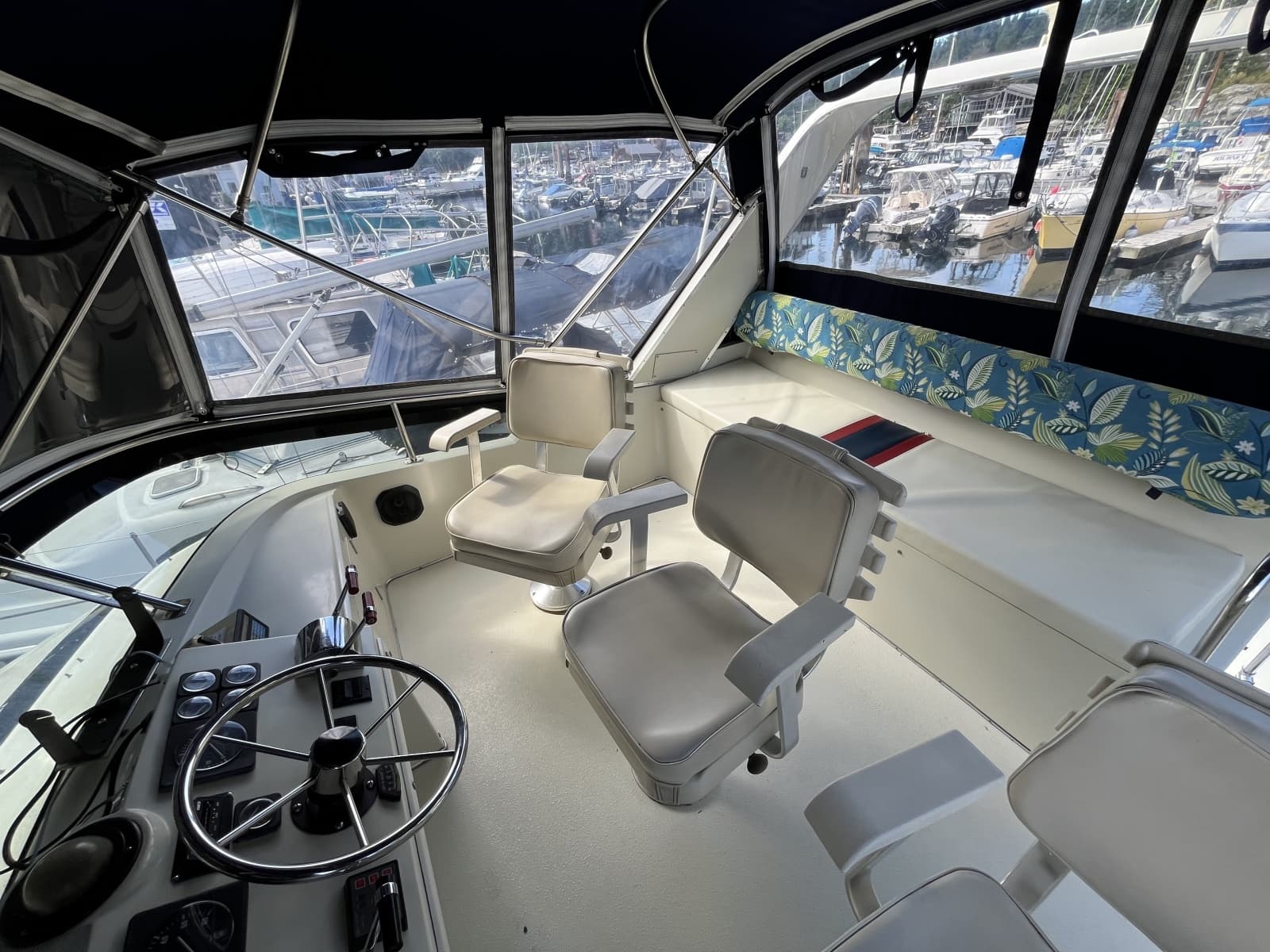1989 Tollycraft 30' Sport Cruiser