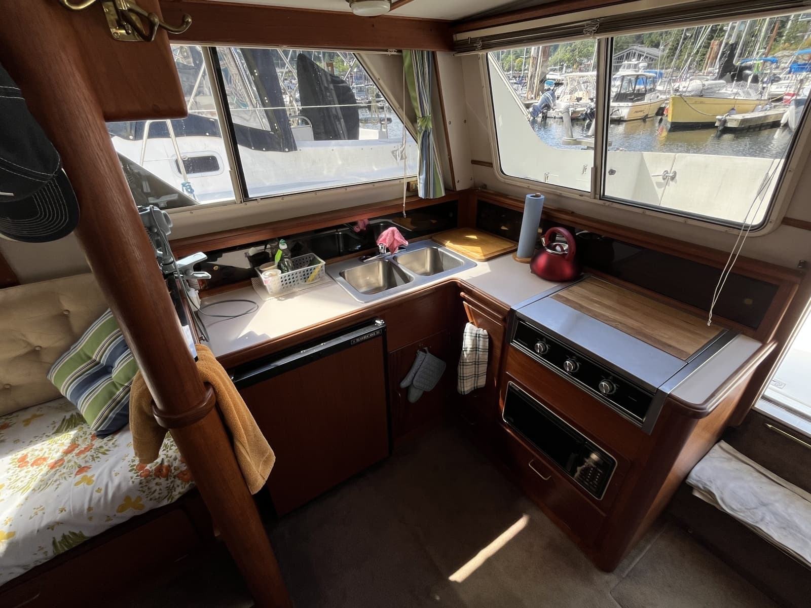 1989 Tollycraft 30' Sport Cruiser