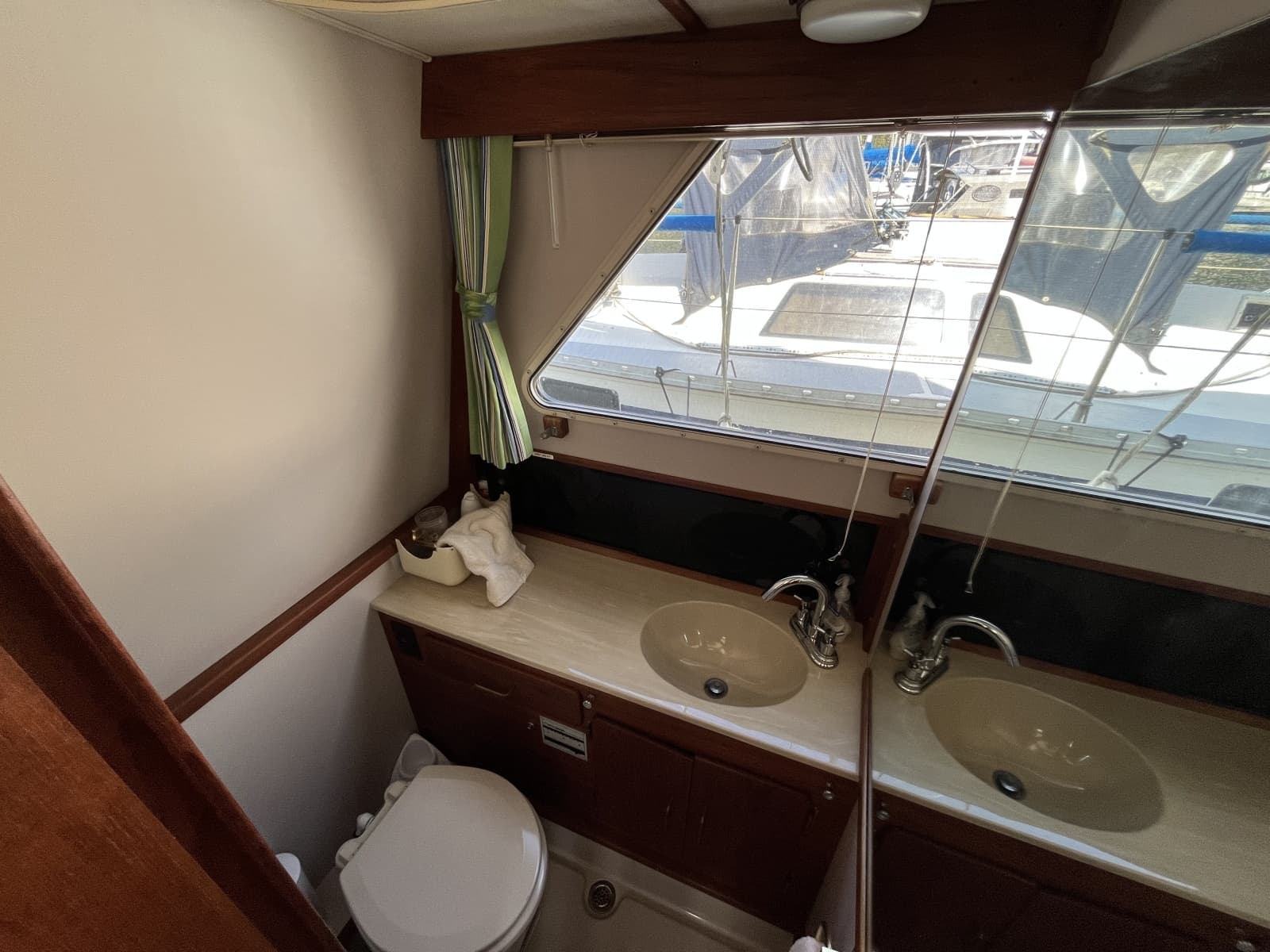 1989 Tollycraft 30' Sport Cruiser