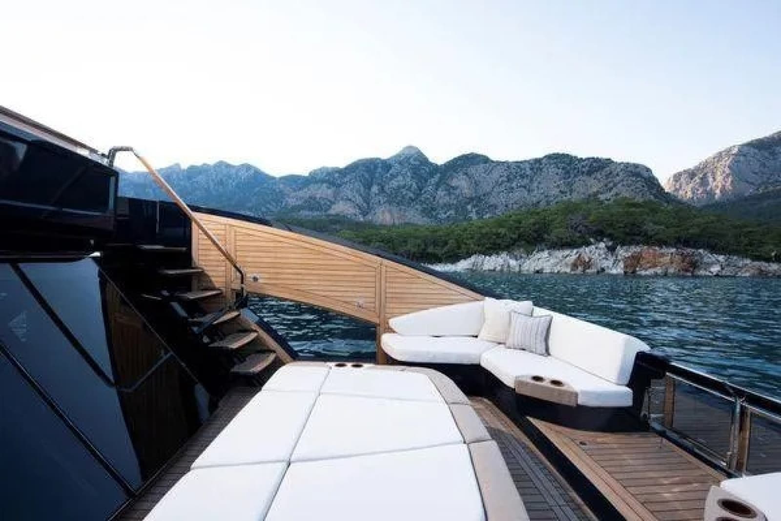 2023 Lazzara Yachts 