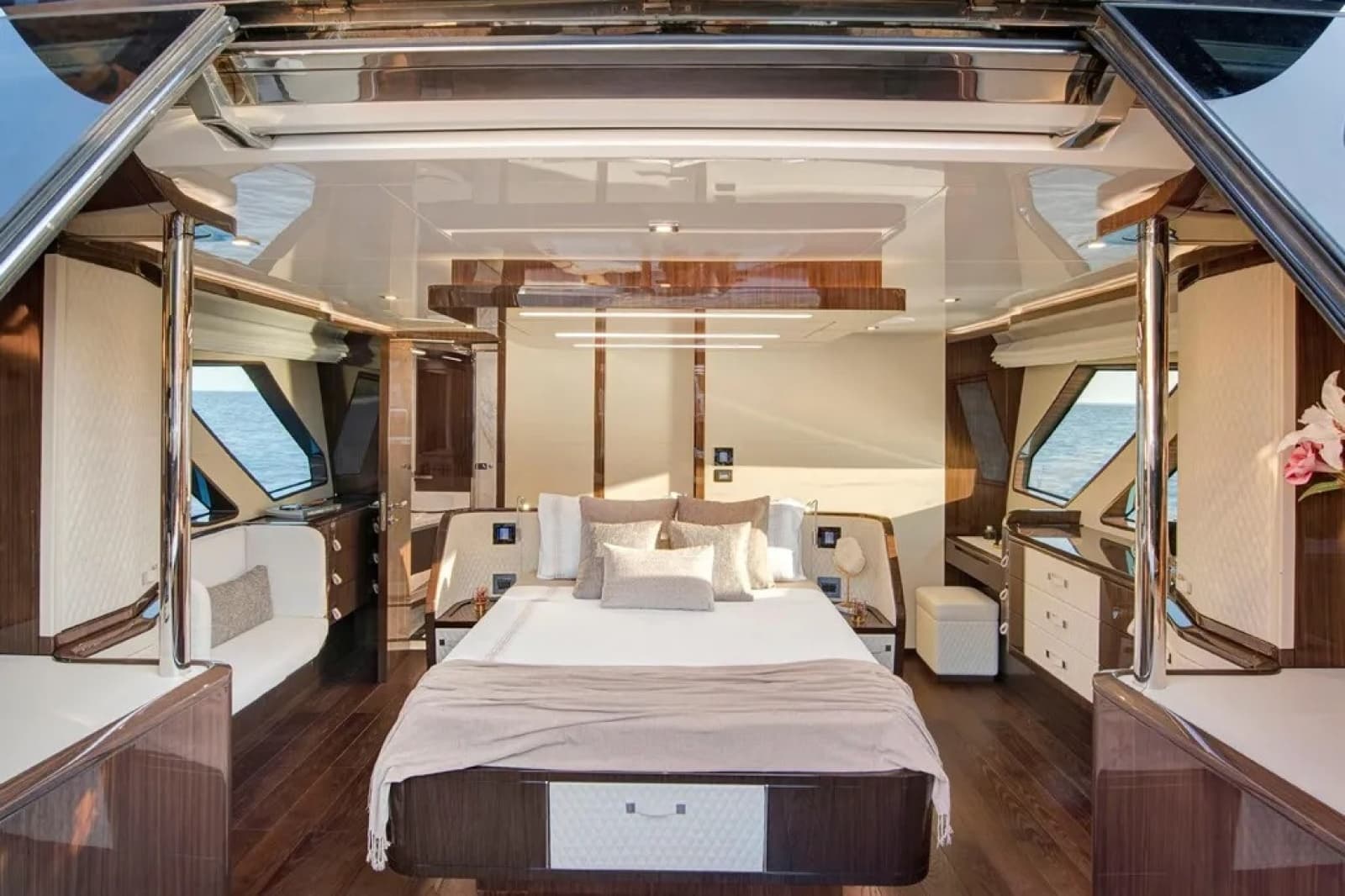 2023 Lazzara Yachts 