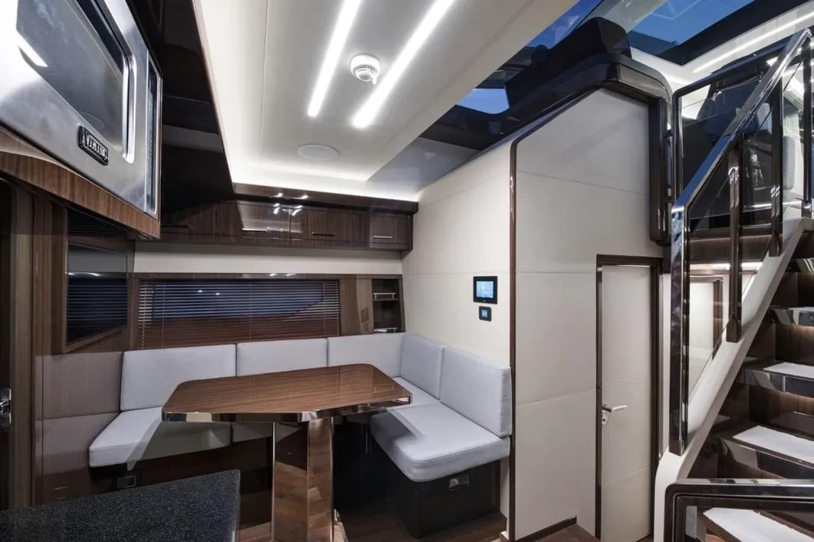2023 Lazzara Yachts 