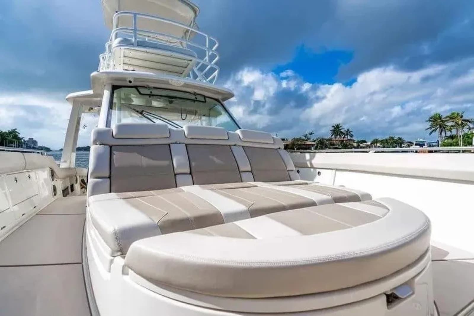 2022 Boston Whaler 
