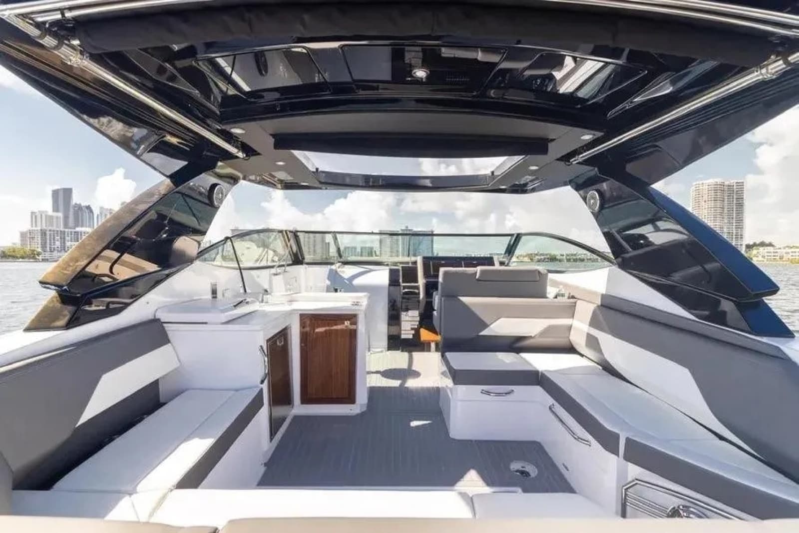 2021 Cruisers Yachts 