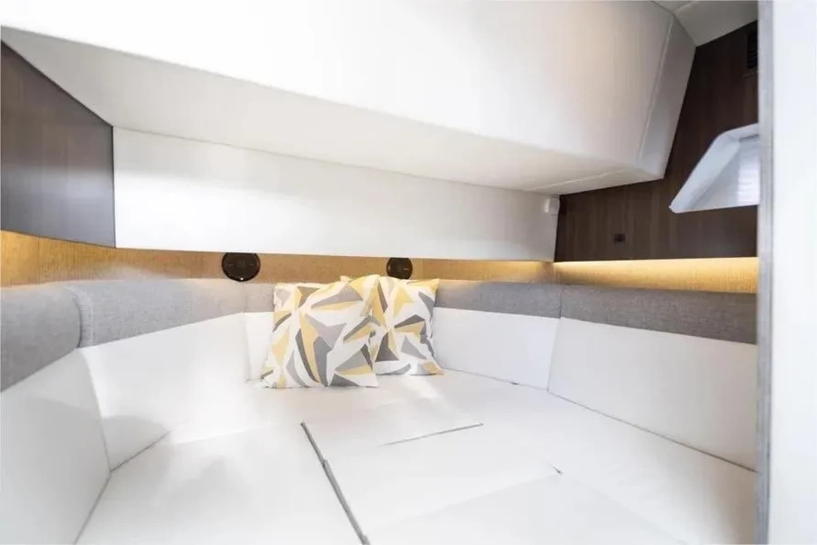 2021 Cruisers Yachts 