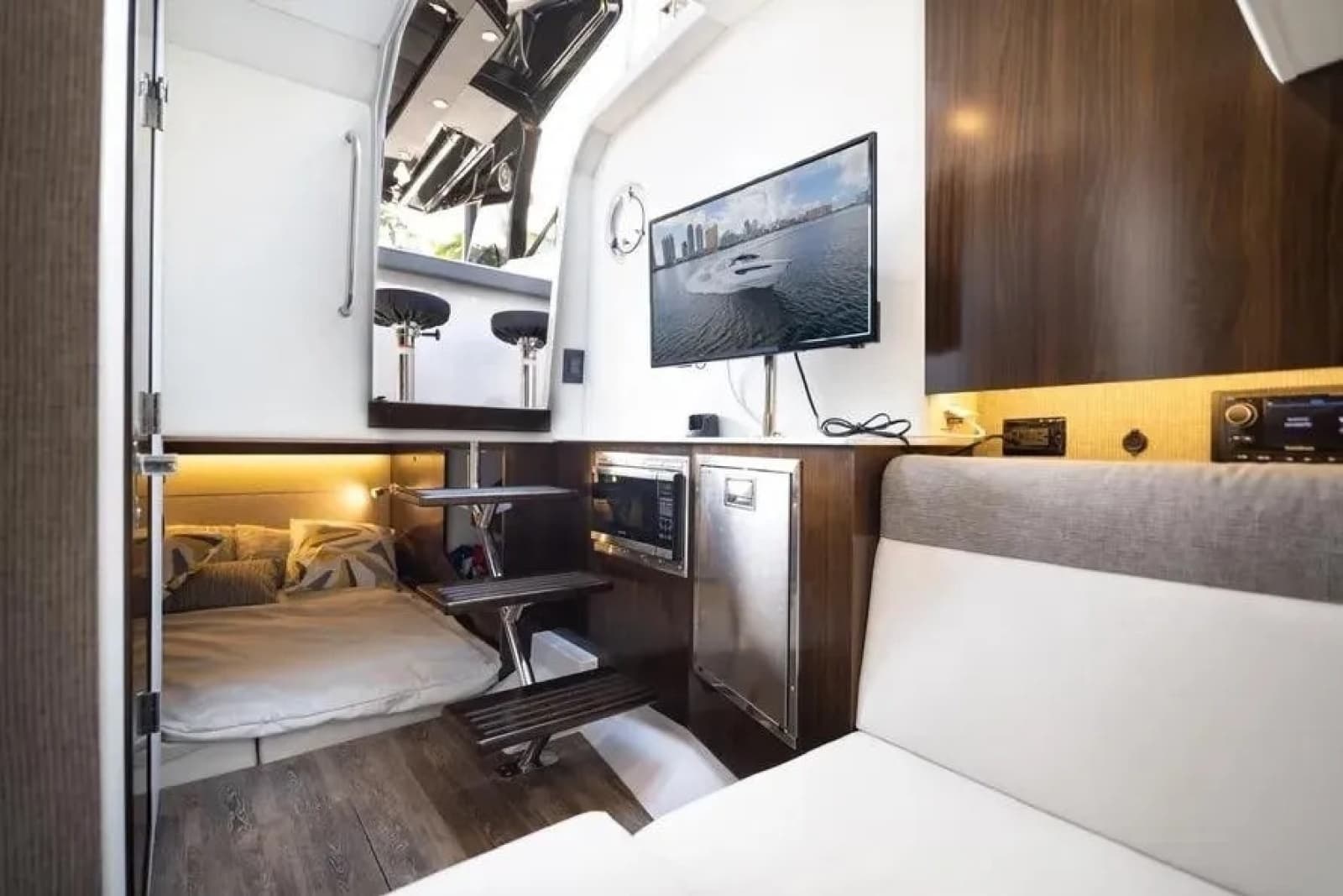 2021 Cruisers Yachts 