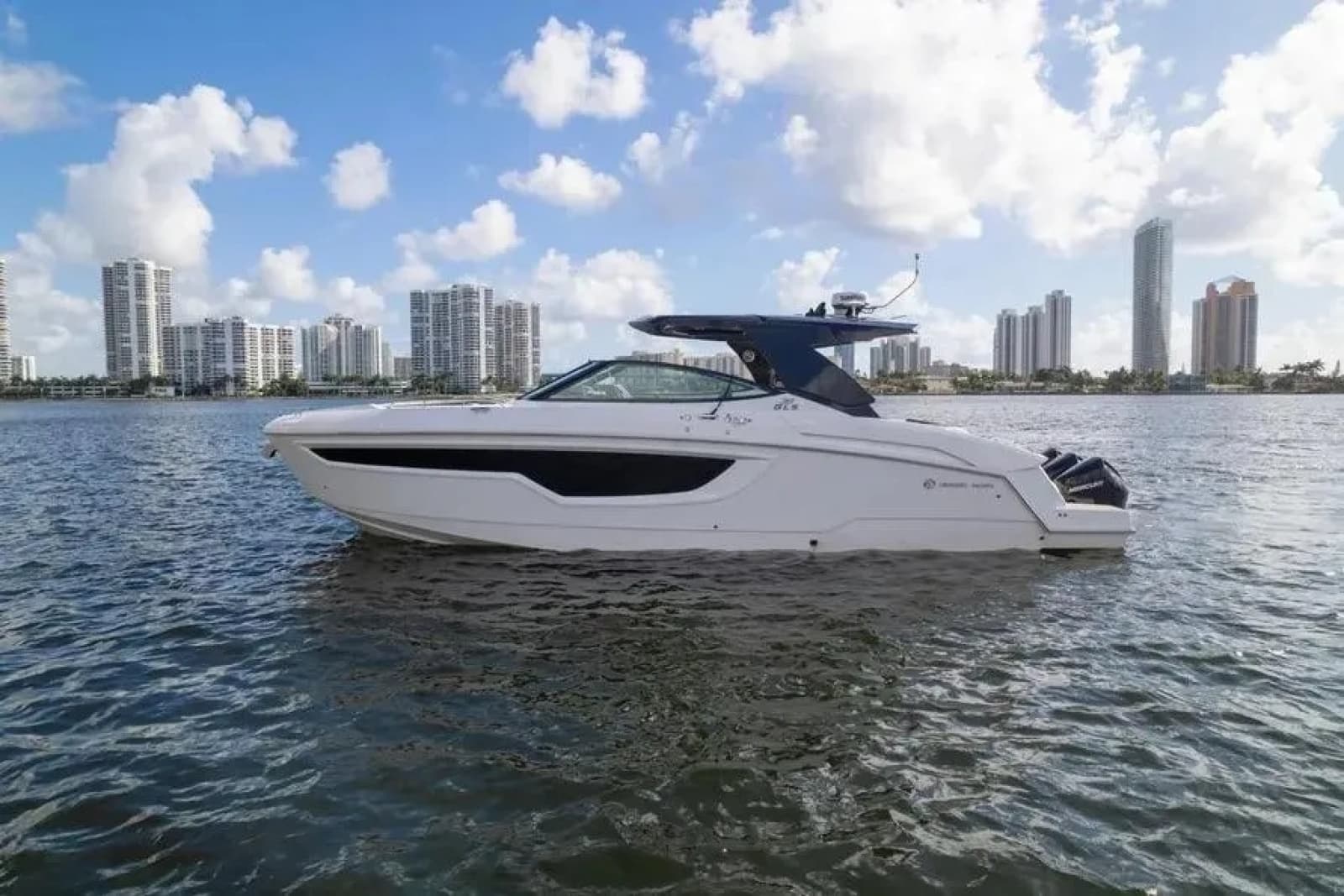 2021 Cruisers Yachts 