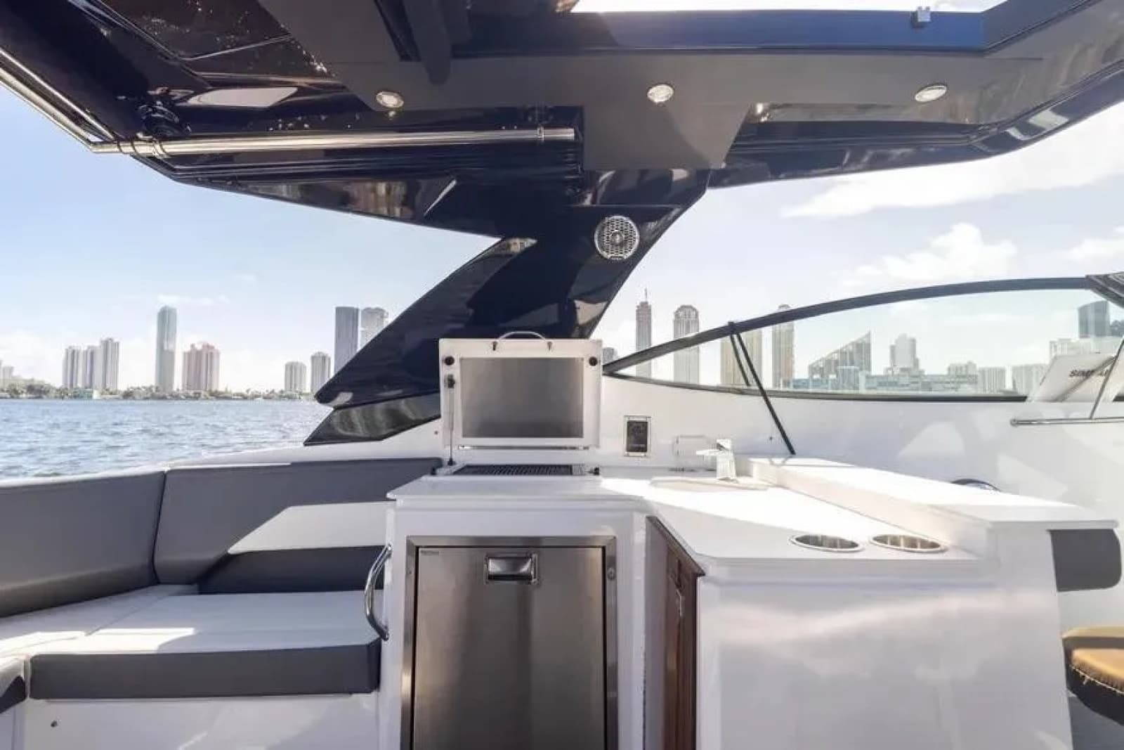 2021 Cruisers Yachts 