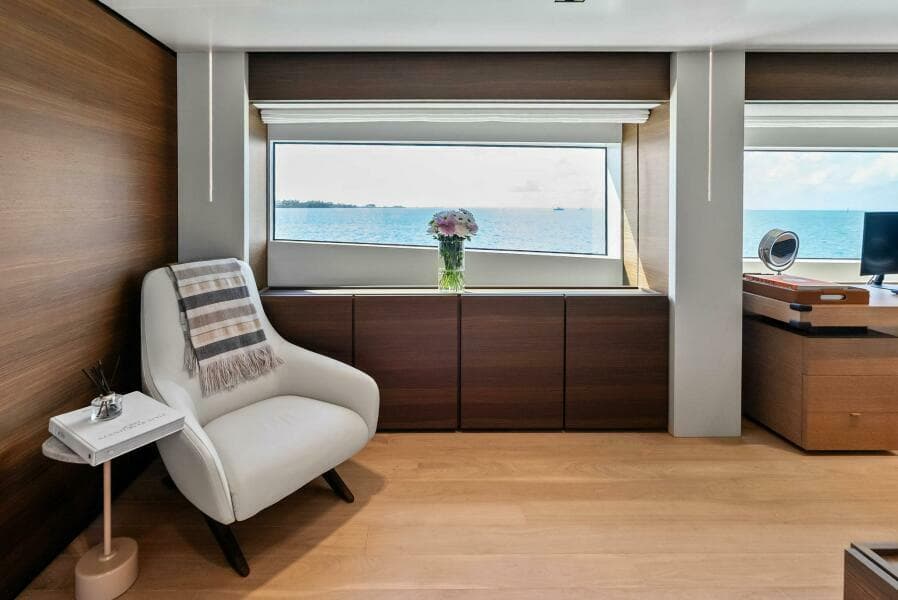 2023 Custom Line 33 Navetta