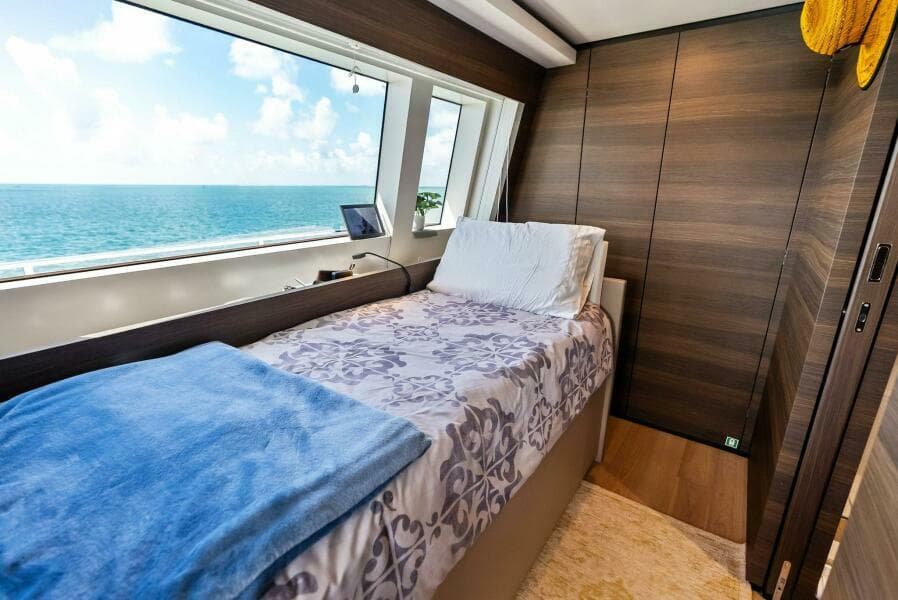 2023 Custom Line 33 Navetta
