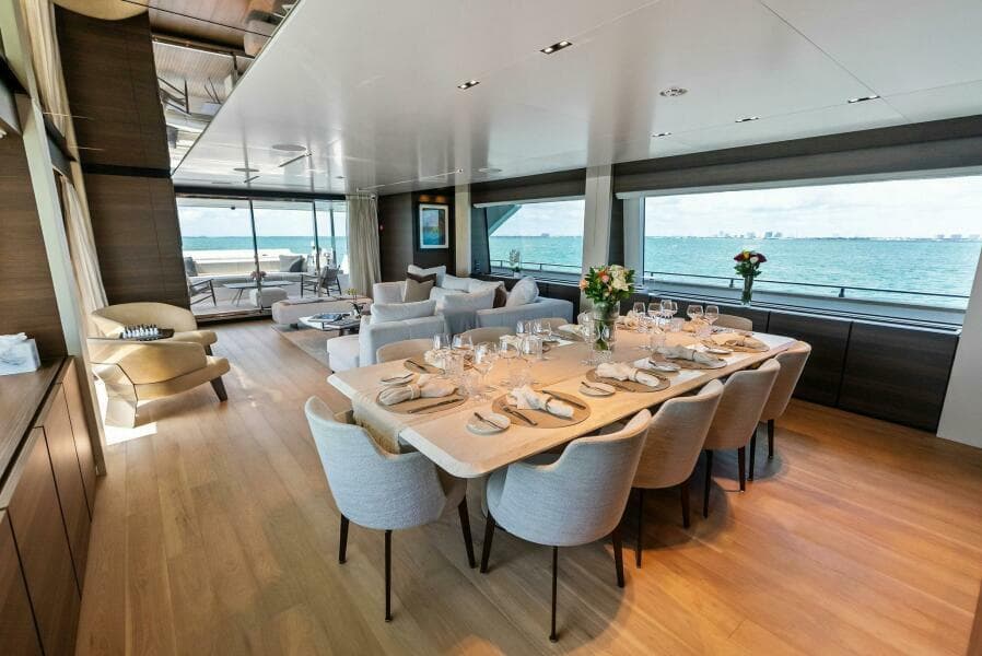 2023 Custom Line 33 Navetta