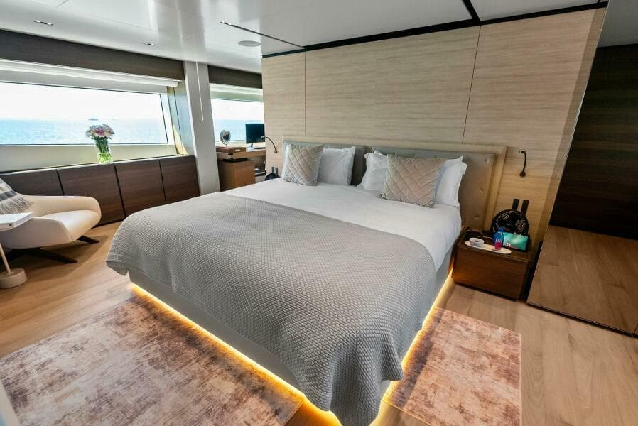 2023 Custom Line 33 Navetta