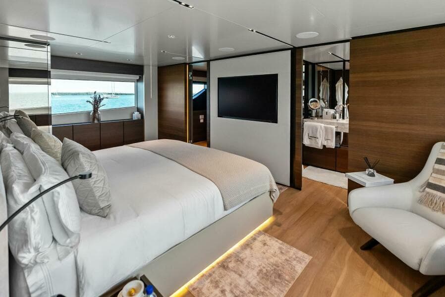 2023 Custom Line 33 Navetta