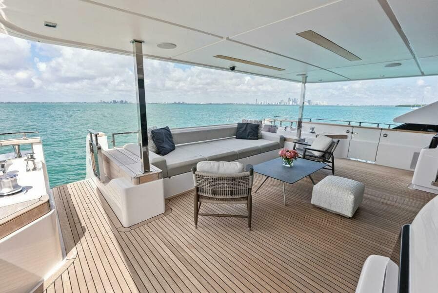 2023 Custom Line 33 Navetta