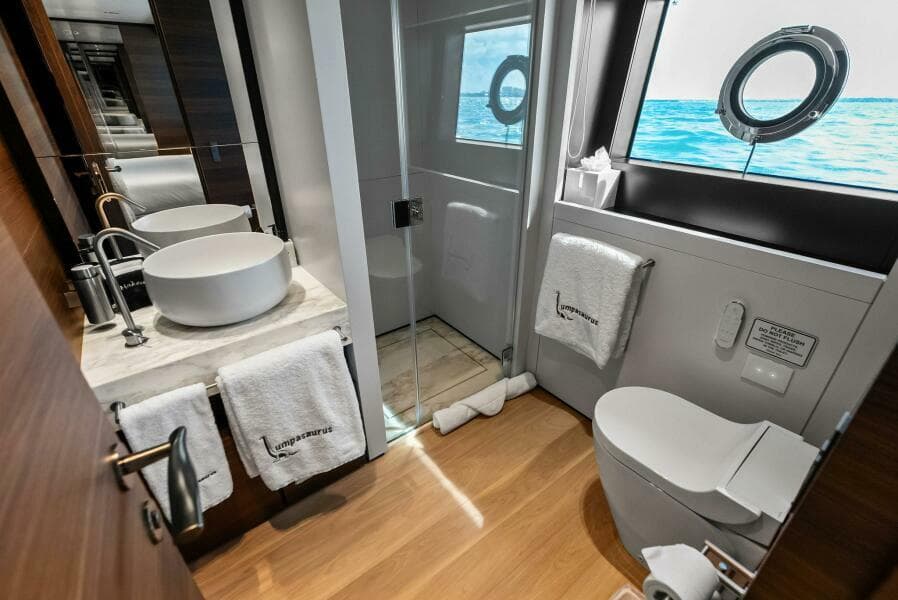 2023 Custom Line 33 Navetta