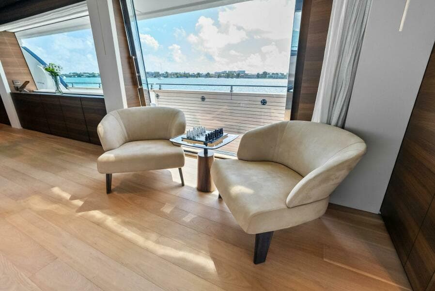 2023 Custom Line 33 Navetta