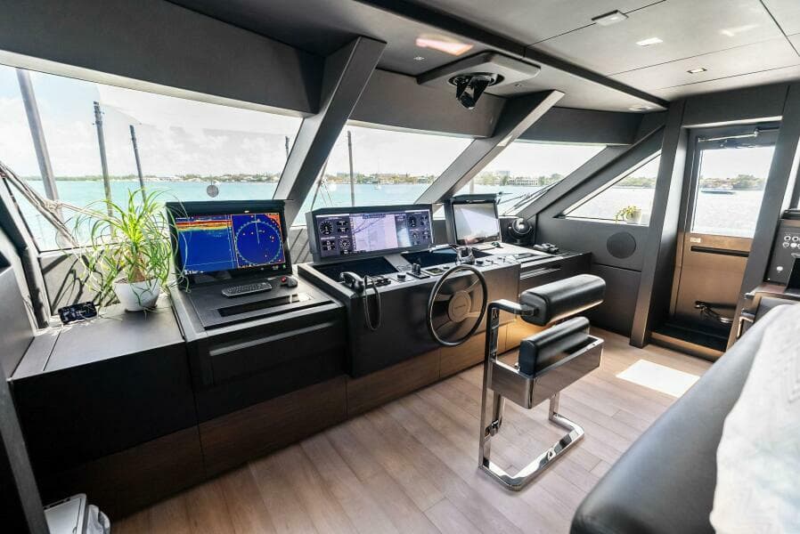 2023 Custom Line 33 Navetta