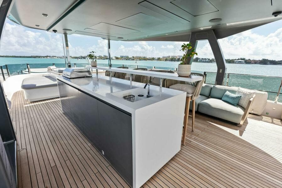 2023 Custom Line 33 Navetta