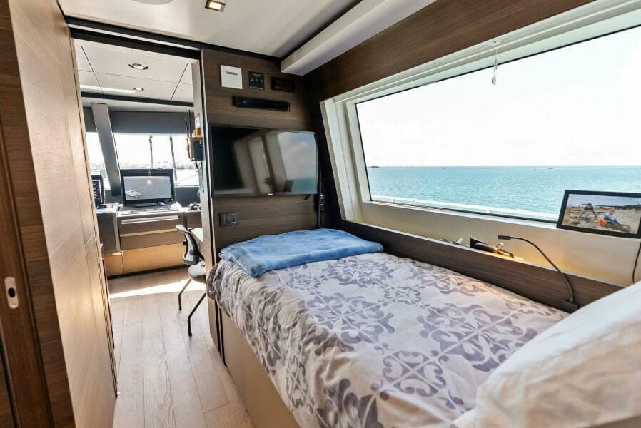 2023 Custom Line 33 Navetta