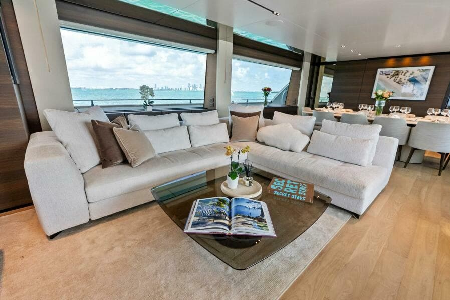 2023 Custom Line 33 Navetta