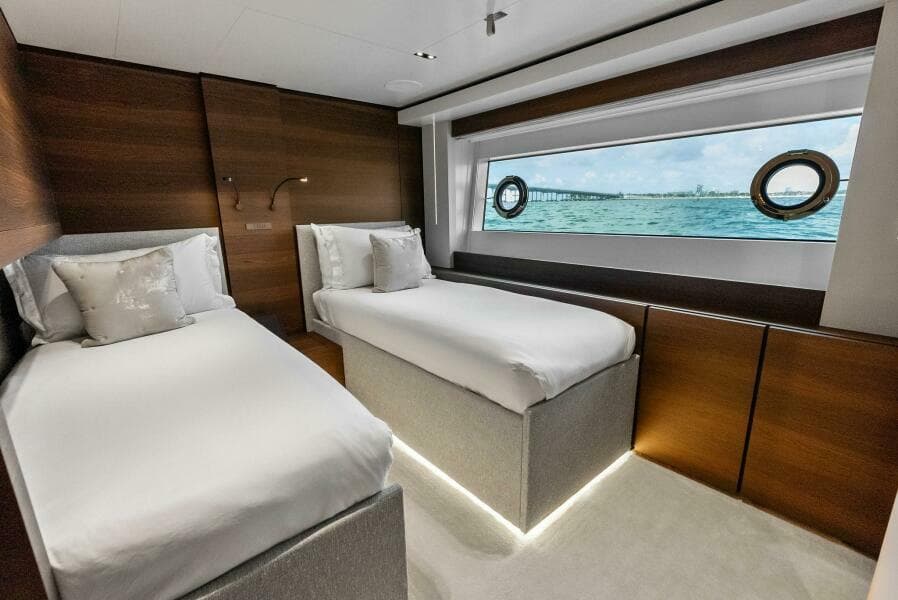 2023 Custom Line 33 Navetta