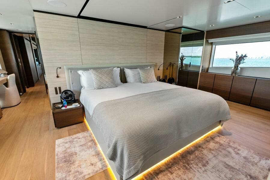 2023 Custom Line 33 Navetta