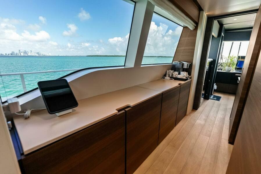 2023 Custom Line 33 Navetta