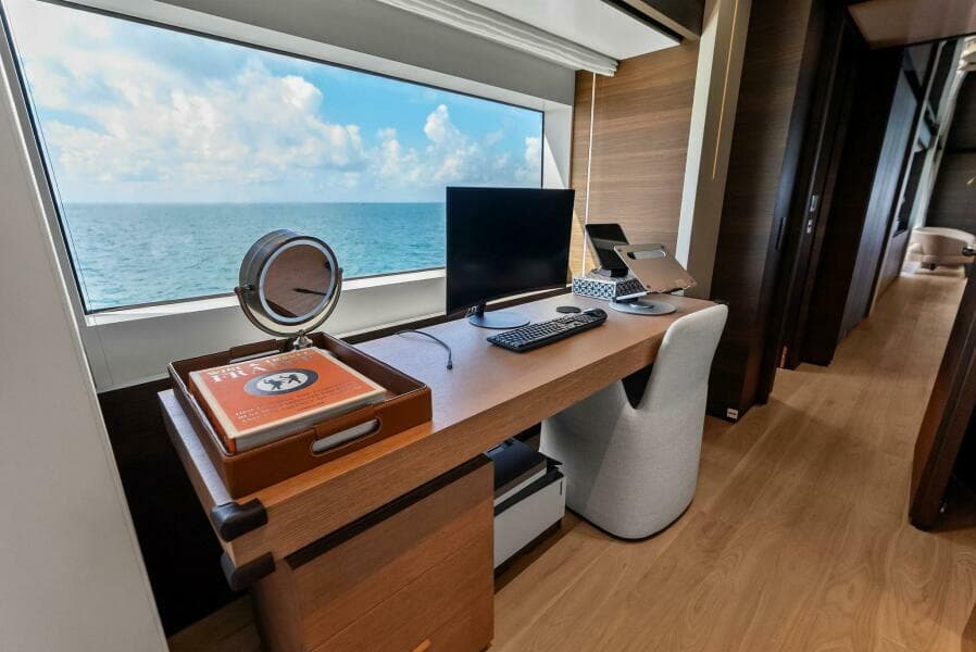 2023 Custom Line 33 Navetta