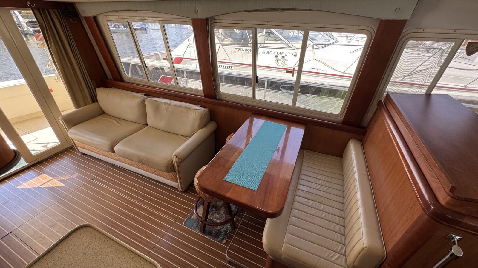 Salon Looking Port