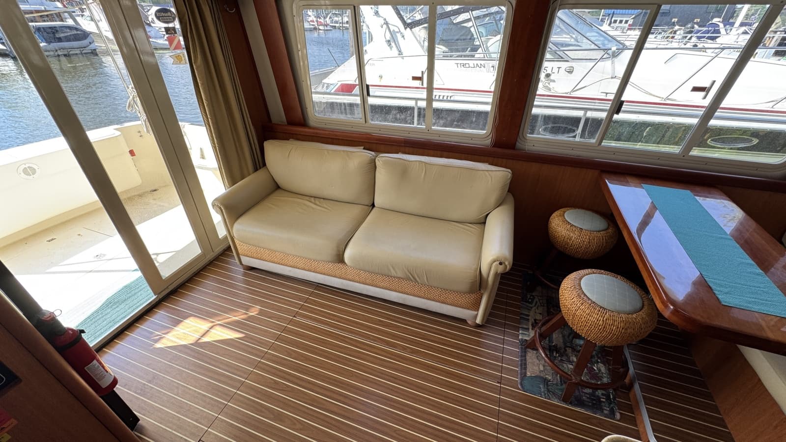 Salon Looking Port