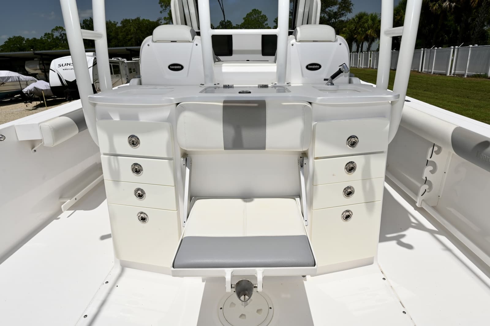 Tackle Center, Seat Down