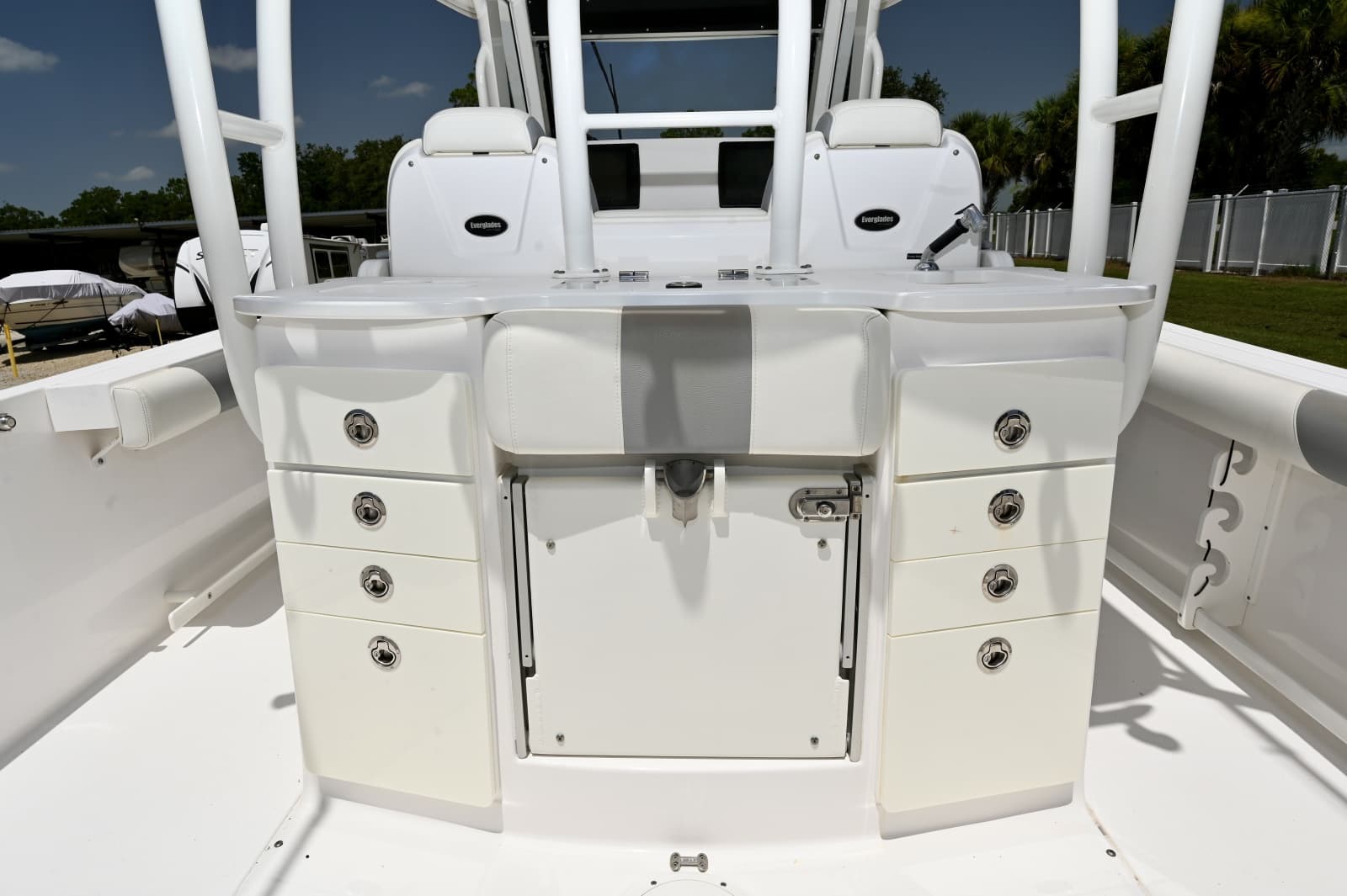 Tackle Center, Seat Up
