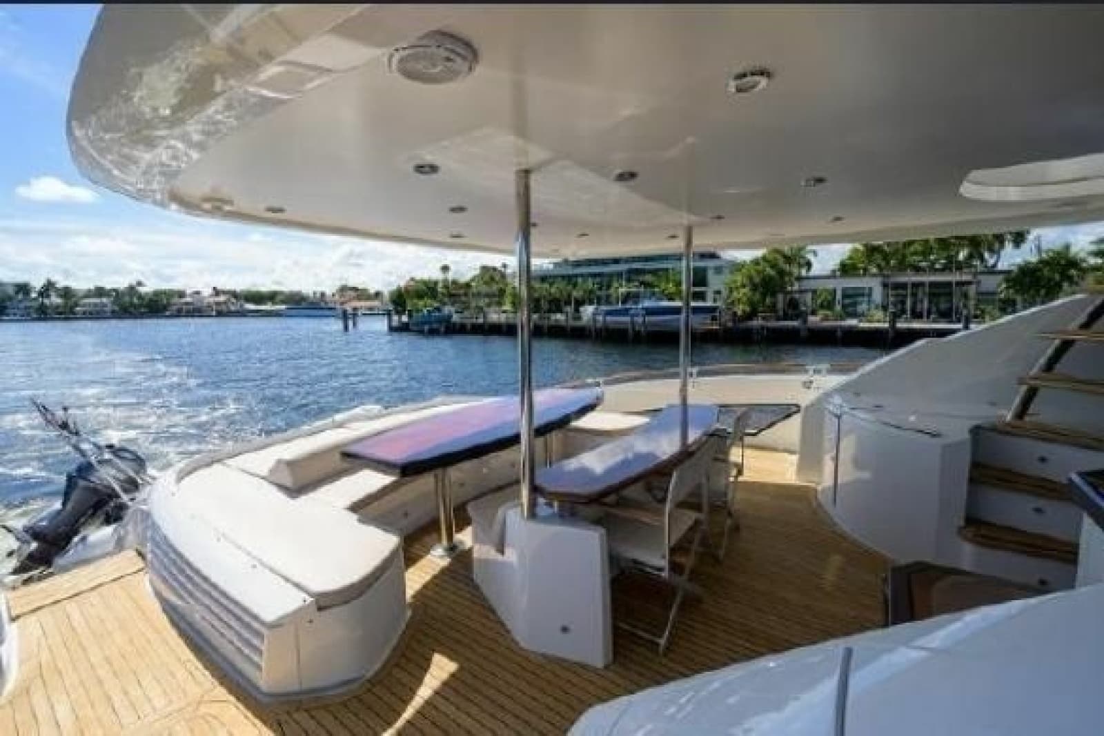 2012 Lazzara Yachts LSX 95 Flybridge