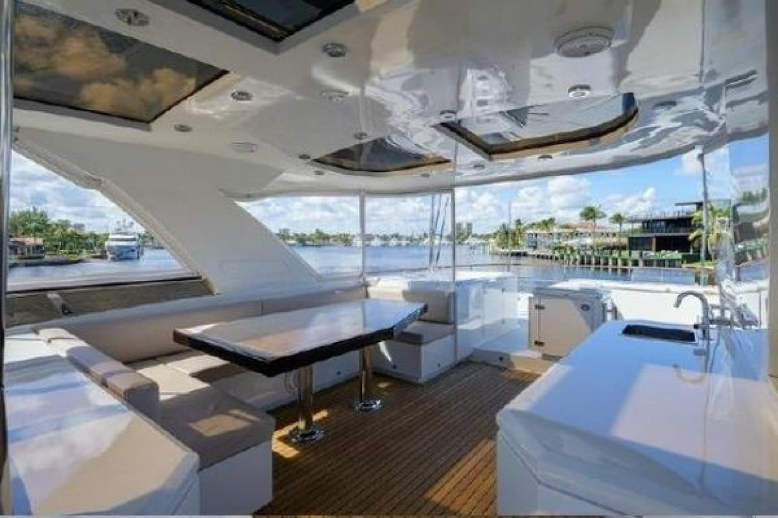 2012 Lazzara Yachts LSX 95 Flybridge