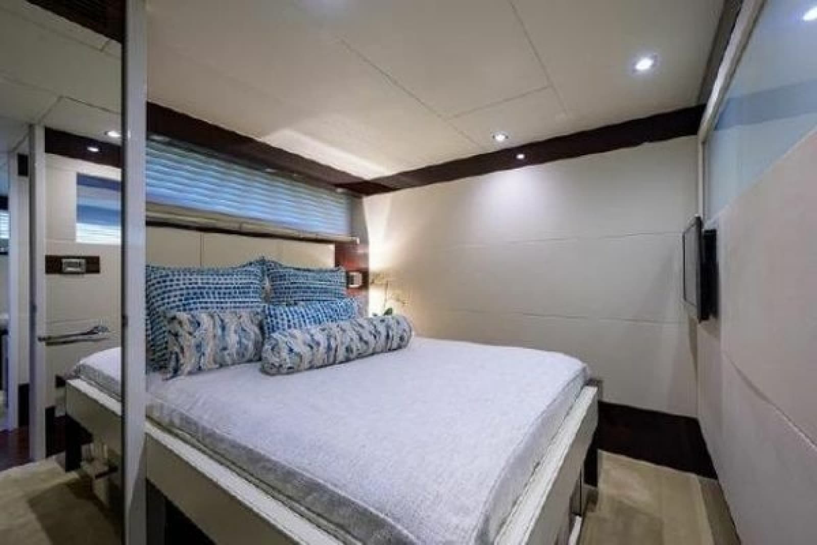 2012 Lazzara Yachts LSX 95 Flybridge