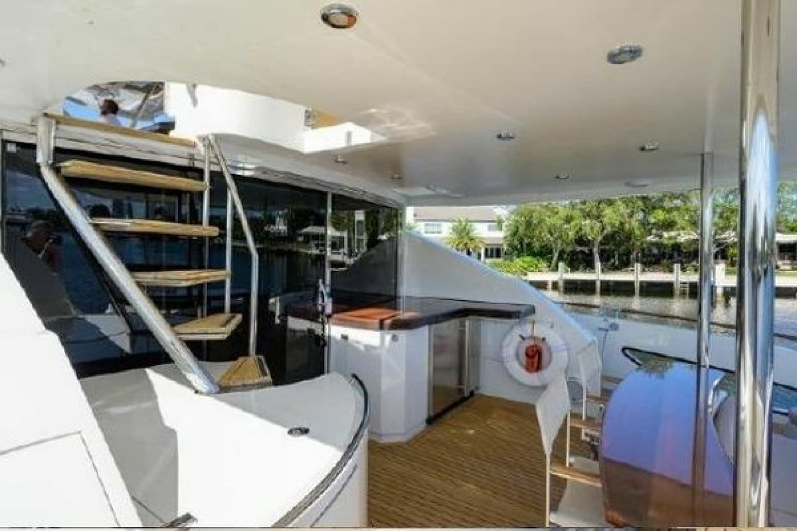 2012 Lazzara Yachts LSX 95 Flybridge