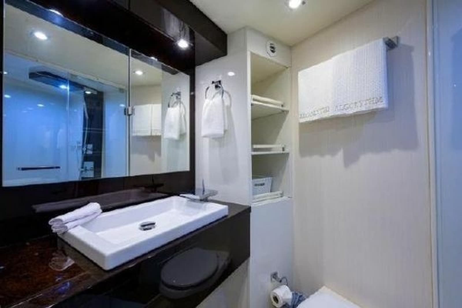 2012 Lazzara Yachts LSX 95 Flybridge