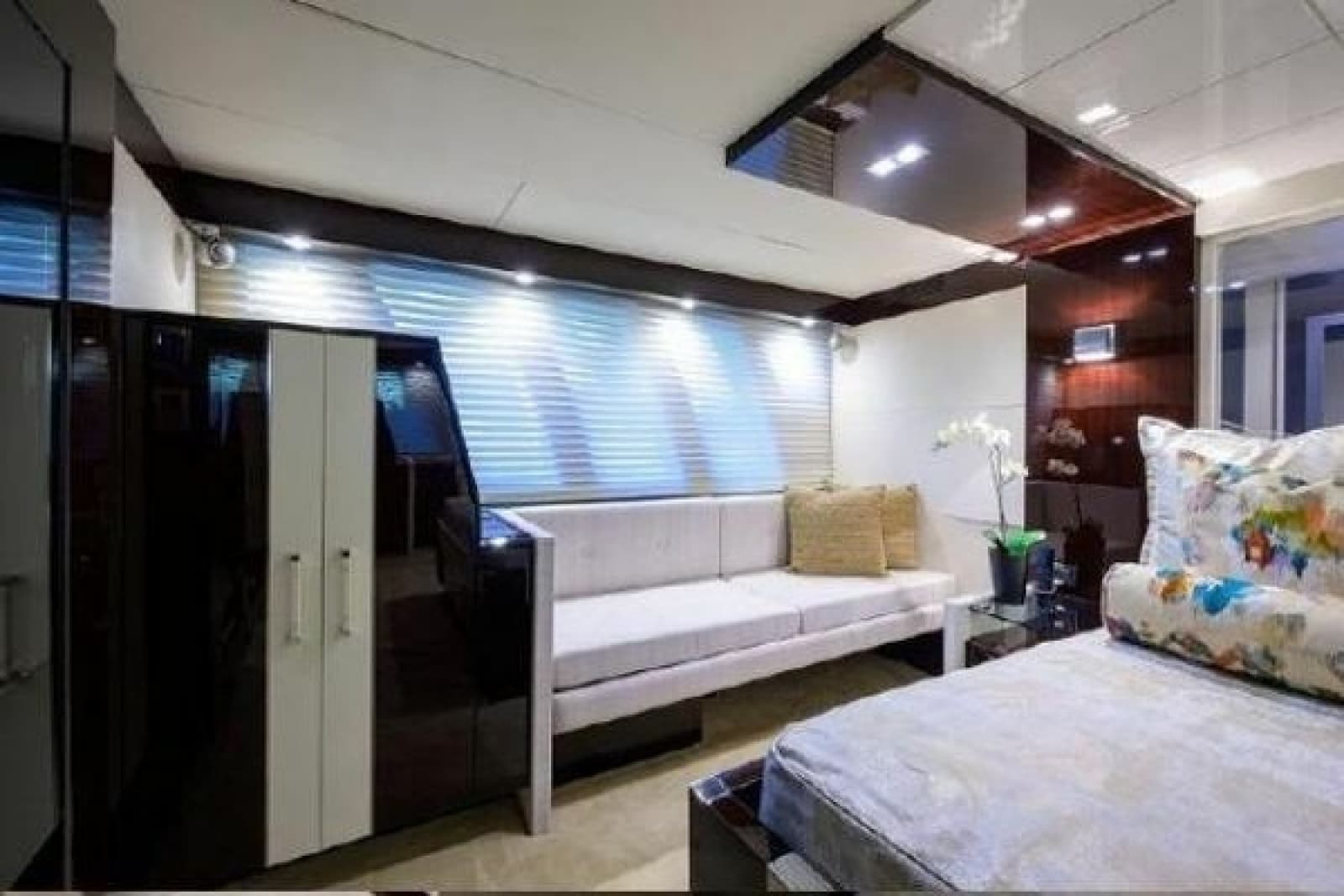 2012 Lazzara Yachts LSX 95 Flybridge